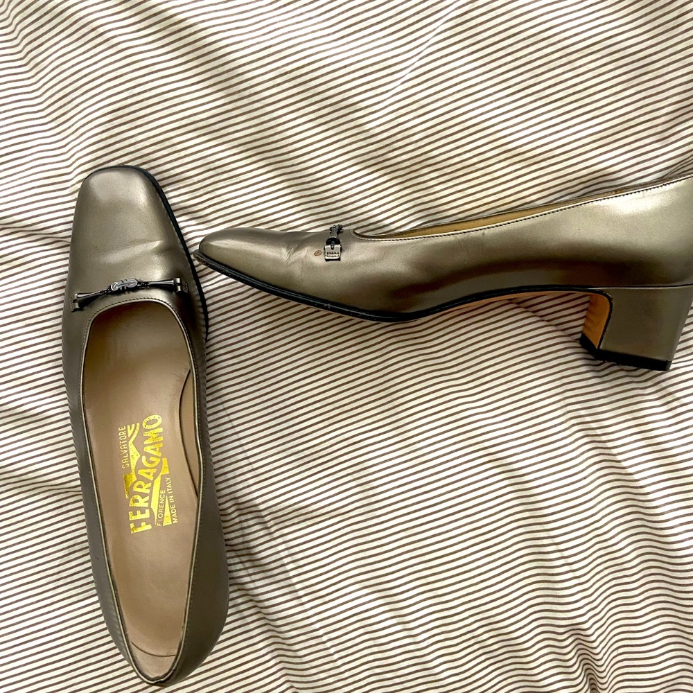 VGUC 6.5 Salvatore Ferragamo silver square pumps